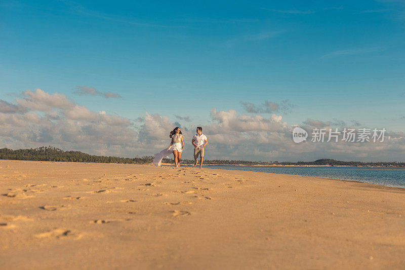新娘和新郎在海滩上奔跑的极简主义风格