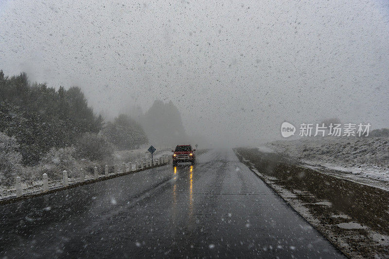 道路上有雪花飘落，急转弯向右，汽车向相反方向行驶