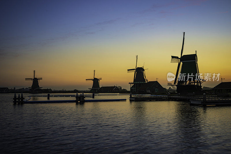荷兰夜晚古老的风车景观(HDRi)