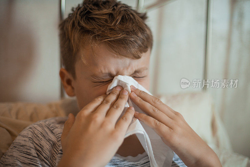男孩用纸巾擦鼻涕