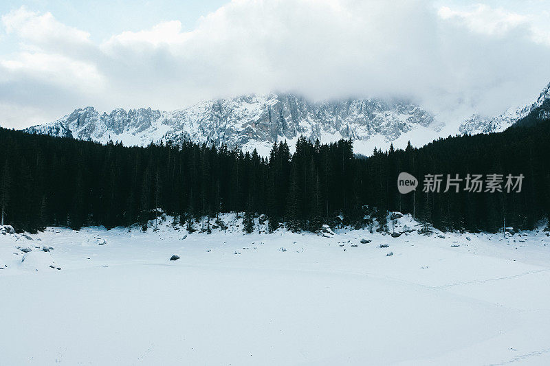 冬季湖迪卡里扎和白云石山脉