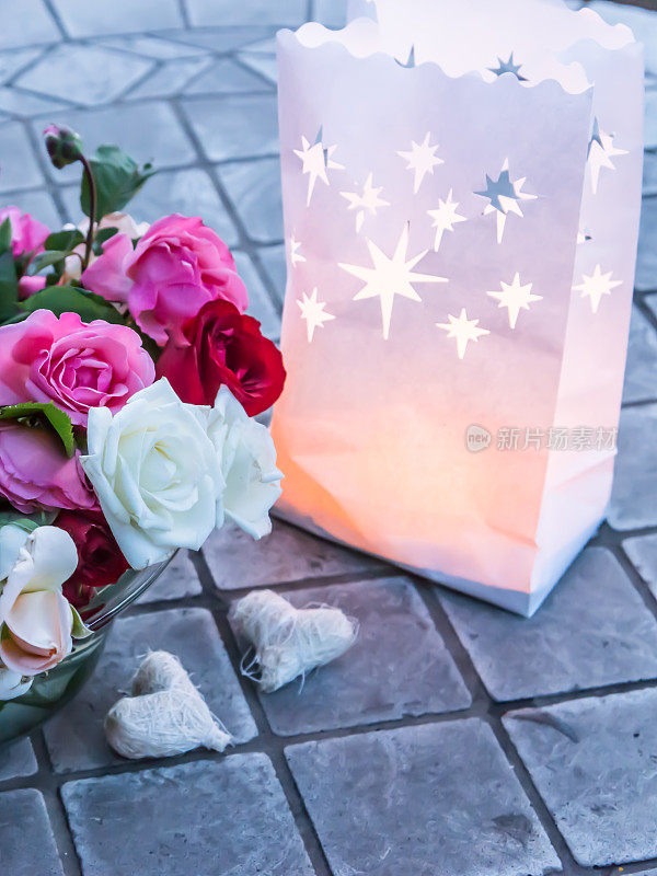 小玫瑰花束和蜡烛袋装饰-蓝色小时