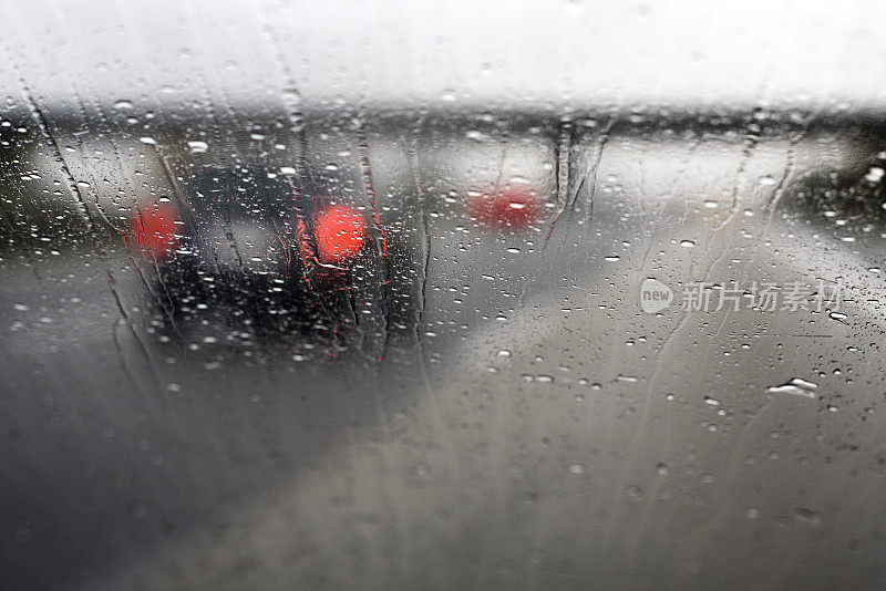 下着雨的高速公路，透过挡风玻璃看，车流滚滚