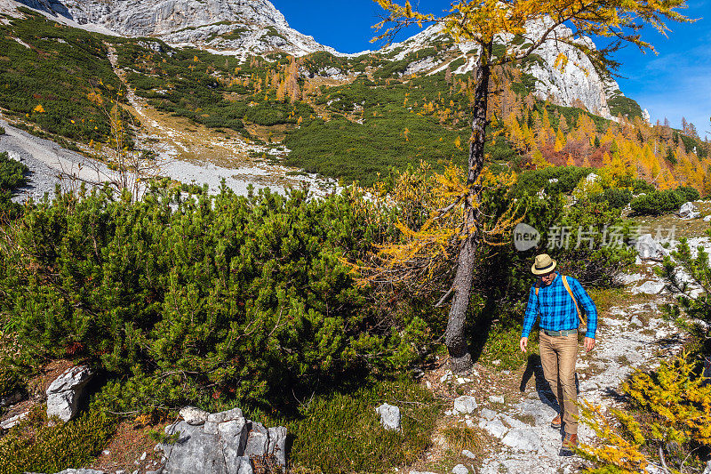 年轻的成年人徒步旅行，享受令人惊叹的风景，朱利安阿尔卑斯山，戈伦斯卡，欧洲斯洛文尼亚