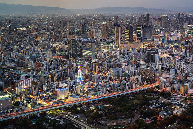 大阪城市景观黄昏后的鸟瞰图