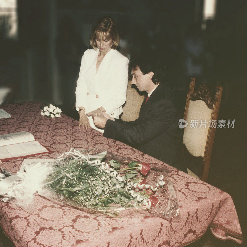 一对幸福的年轻夫妇在1968年结婚