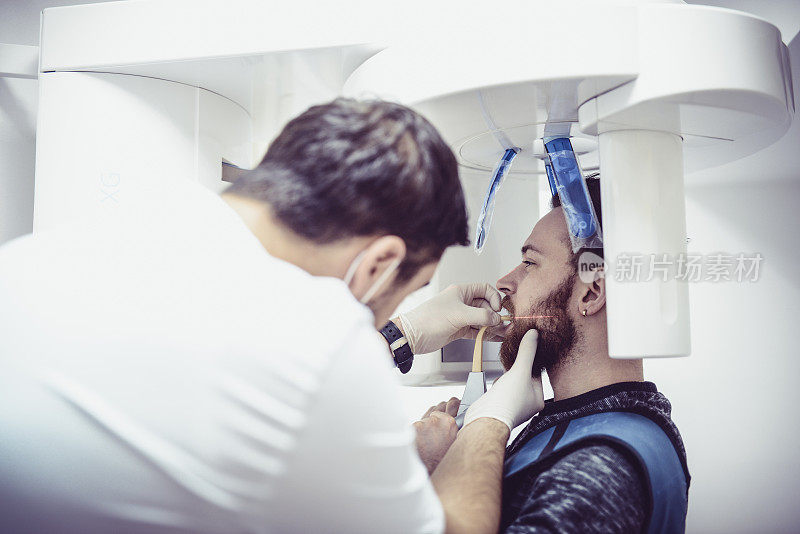 男牙医扫描病人的口腔