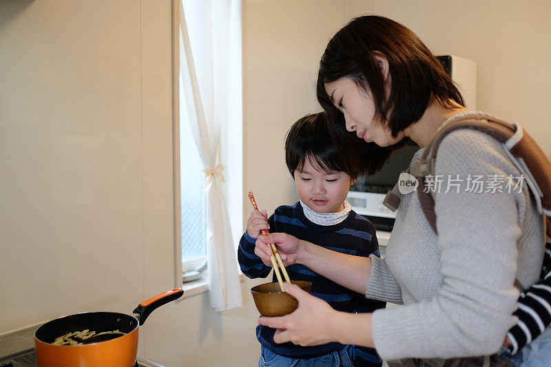 孩子和妈妈在厨房做饭