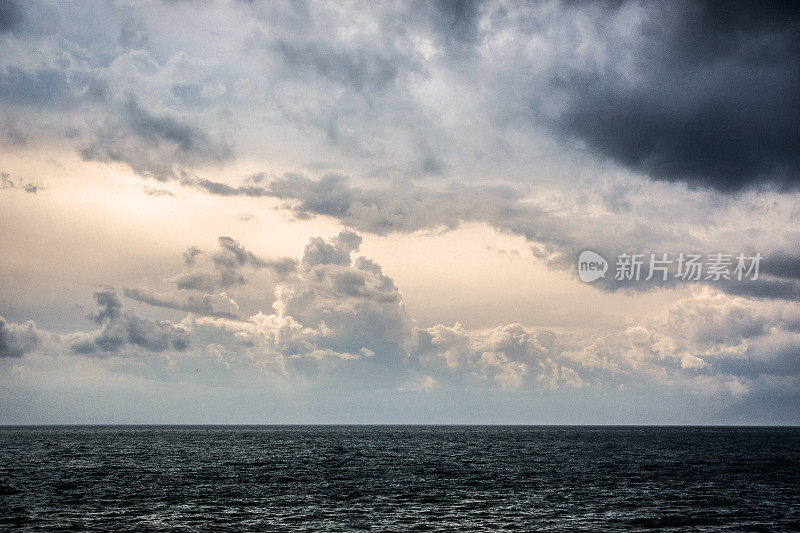希腊亚历山德鲁波利斯的云景与戏剧性的天空和大海