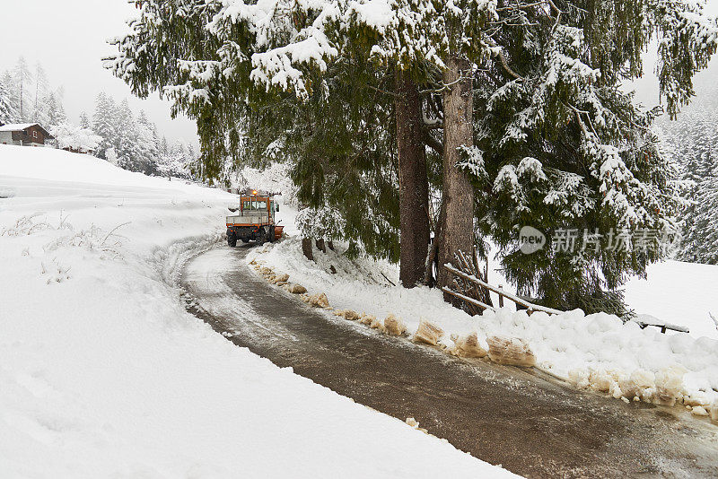 清理路面积雪的汽车