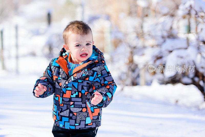 蹒跚学步的孩子在雪中感到寒冷