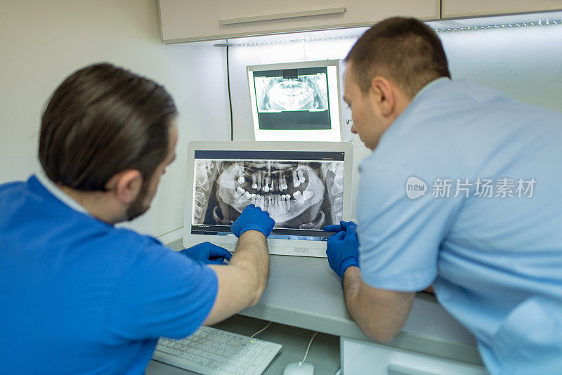 牙医分析x射线扫描