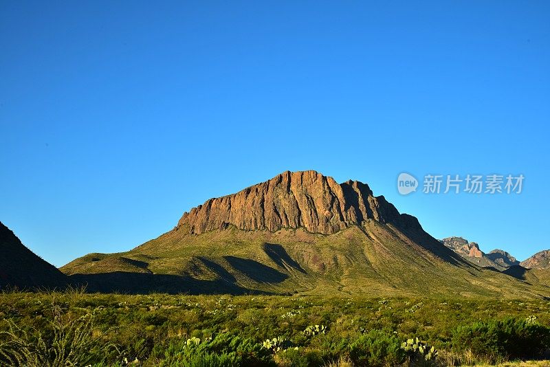 大本德的沙漠和山地景观