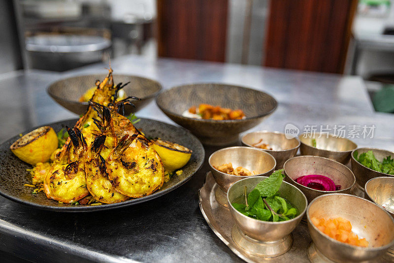 海鲜王虾印度风格在美食餐厅烹饪