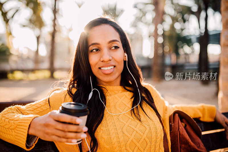 拿着咖啡外带的女人