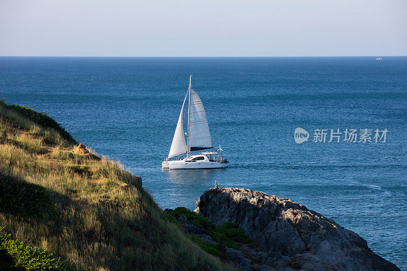 帆船在海上