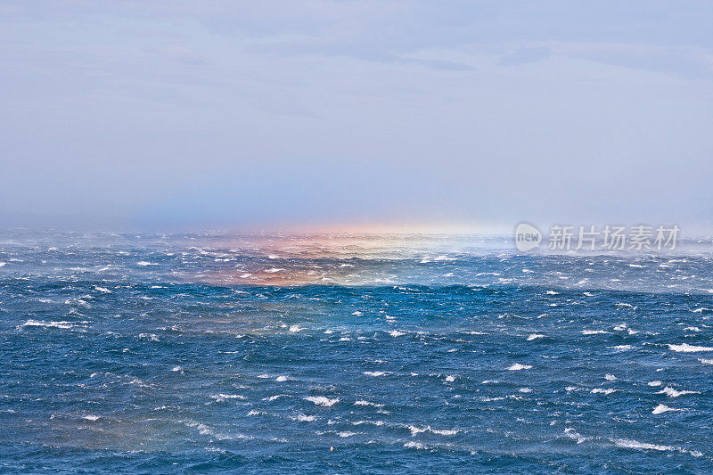 强风在海上形成了一道彩虹