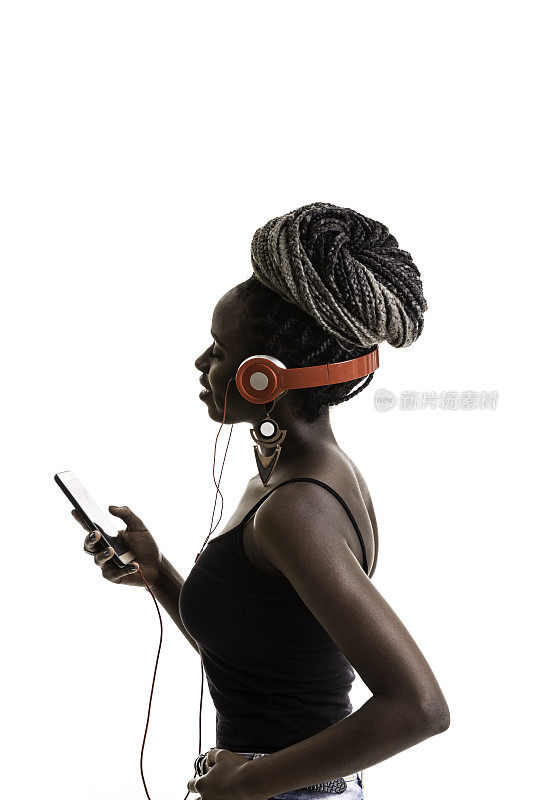 非洲裔年轻女子听着孤立的白色背景音乐