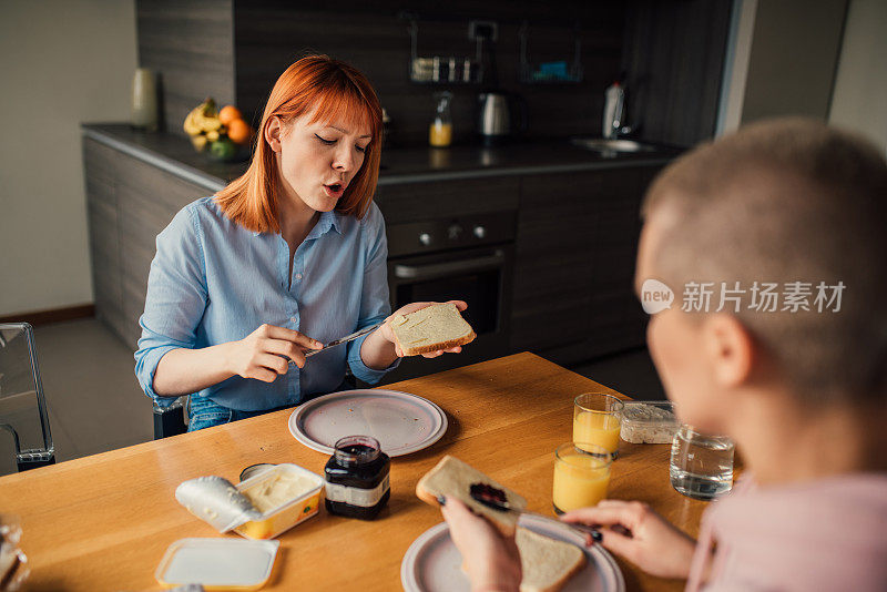 女孩们在吃烤面包和果冻