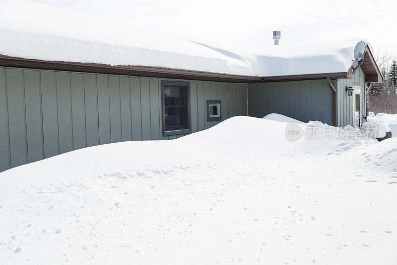 屋顶上的厚厚的积雪