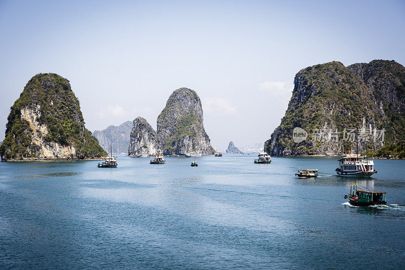 沿着下龙湾航行