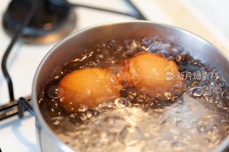 用不锈钢锅煮鸡蛋-特写