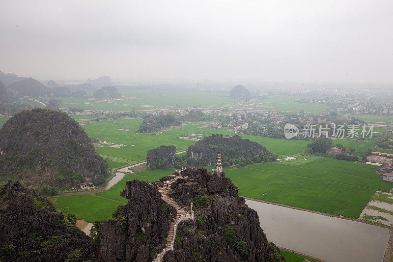 风景优美的泰山和寺庙