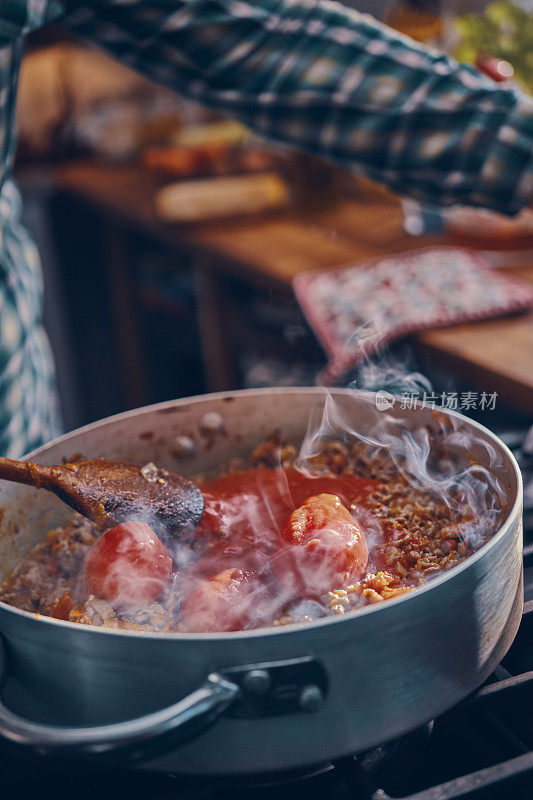 在家庭厨房里准备意大利肉酱面