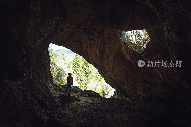 一个女孩在一个山洞的入口处