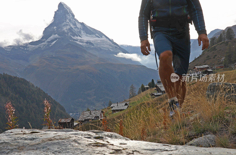 徒步旅行者探索马特洪峰两侧的丘陵