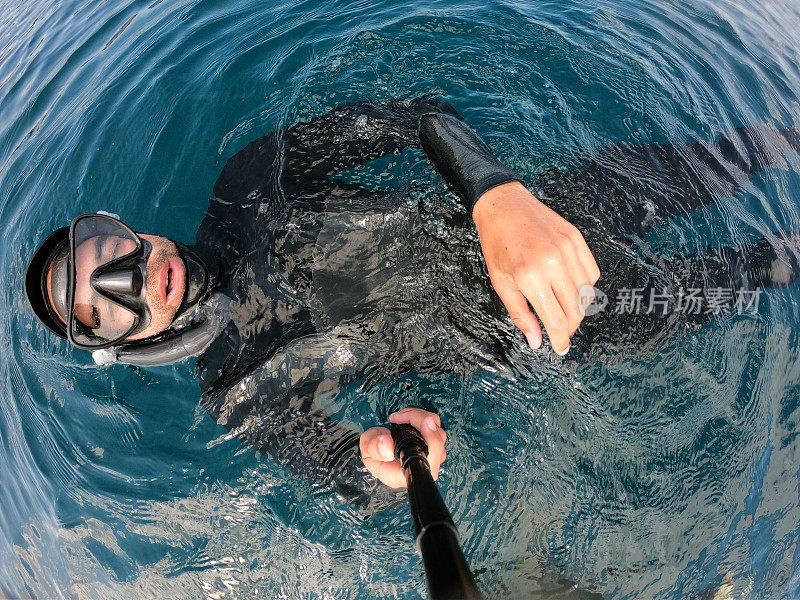 潜水员在海面上休息