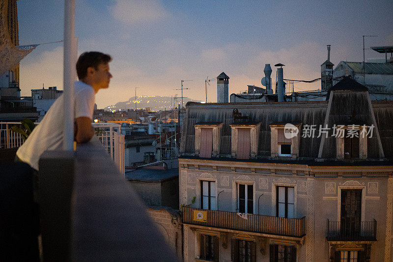 巴塞罗那的旧公寓。人在看风景