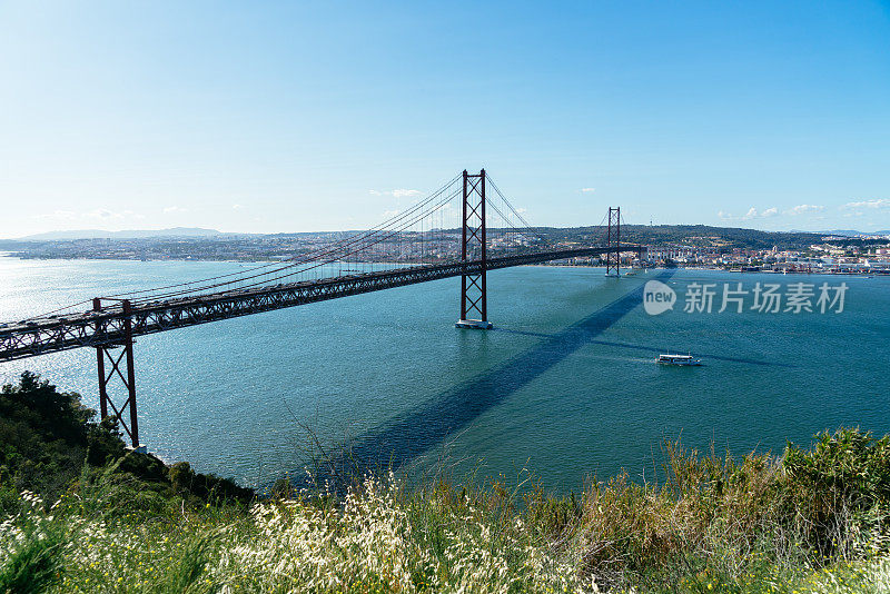 4月25日，葡萄牙里斯本大桥鸟瞰图