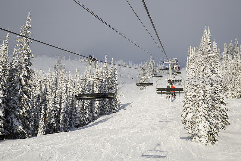 刚下完一场雪后，缆车正驶向滑雪坡
