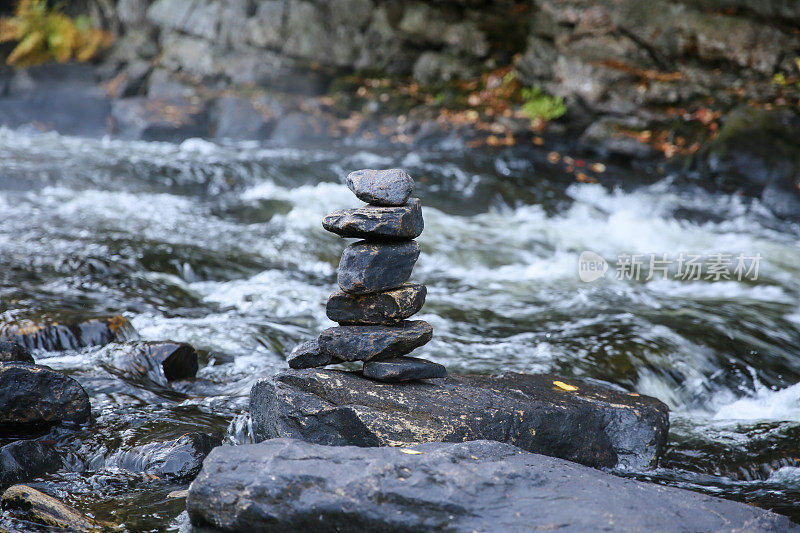 水流过岩石的特写镜头