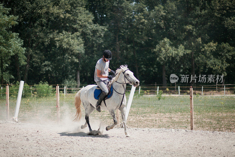 骑师在谷仓里骑马