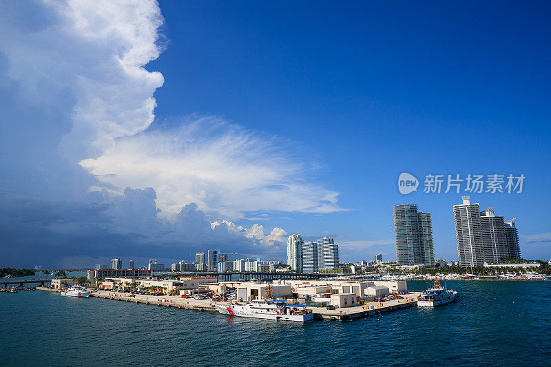 2019年7月27日:海岸警卫队船只在迈阿密港巡逻