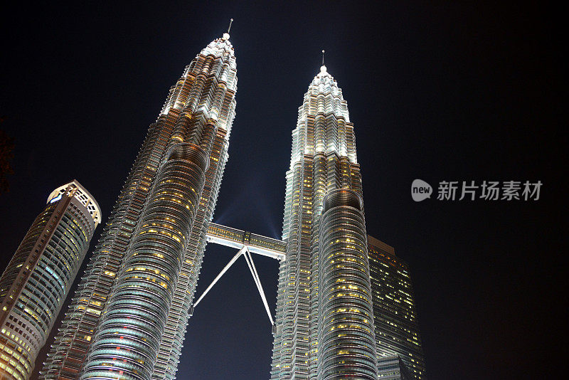 马来西亚吉隆坡，Petronas塔北立面，由Maxis和Carigali塔在夜间构成