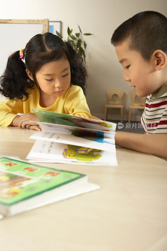小女孩和小男孩看书
