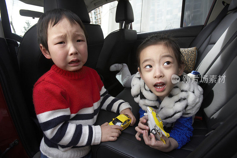 小男孩和小女孩在车里