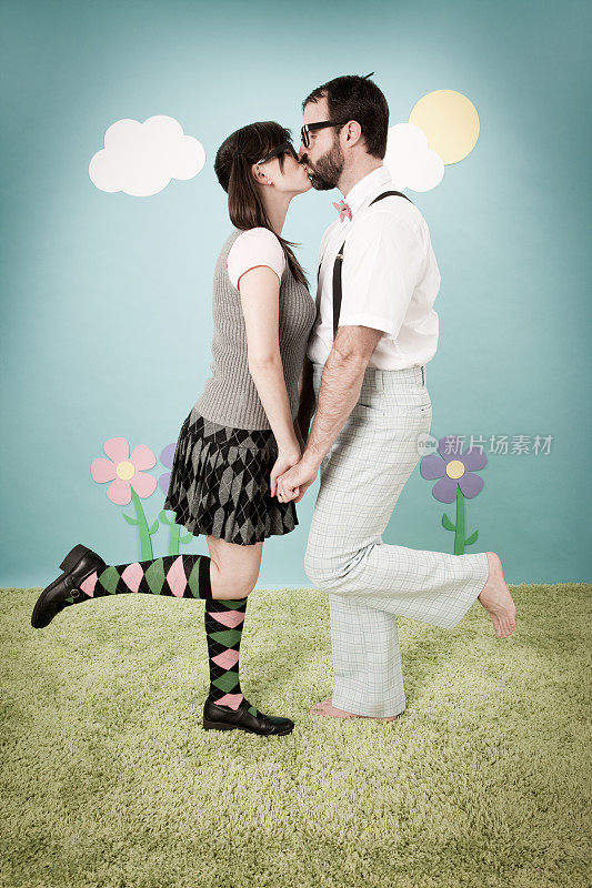 书呆子年轻的女人和男人亲吻与脚Pop