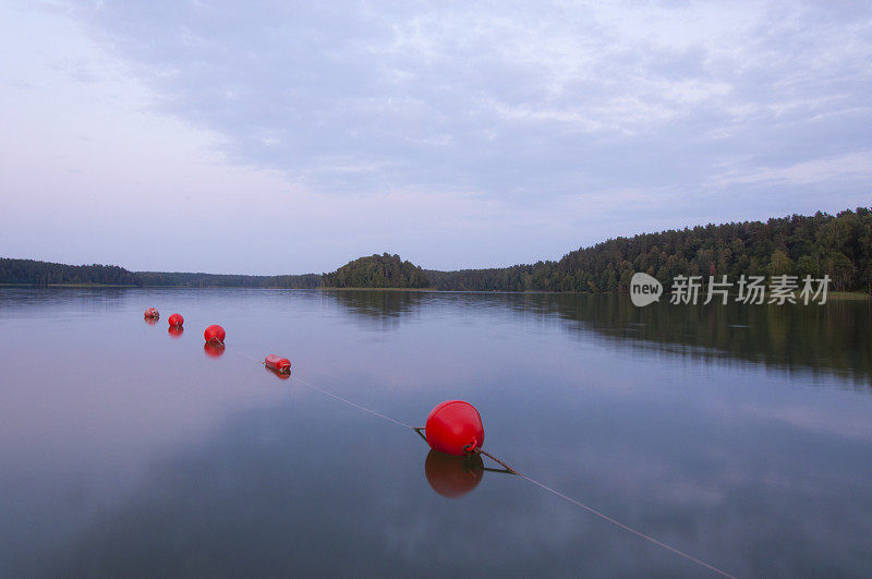 红色浮标，在日落时保护湖上的游泳区域。
