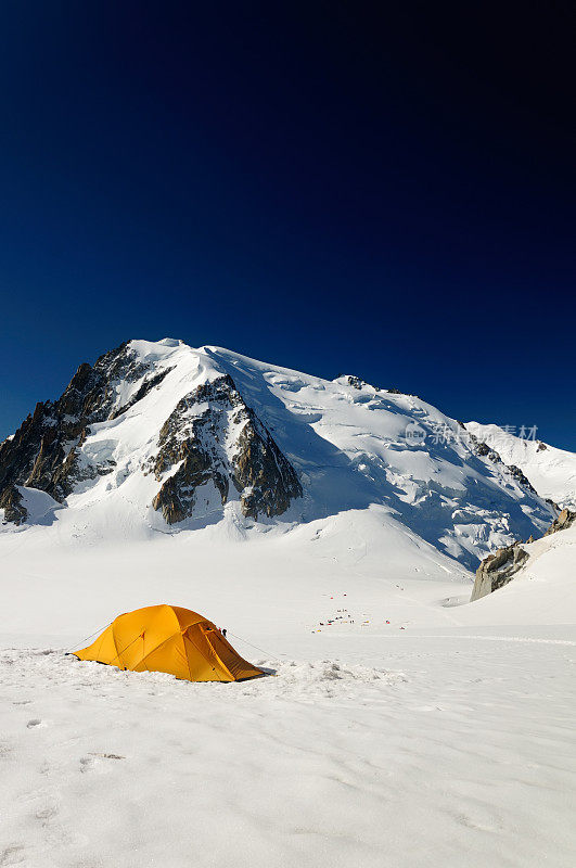 勃朗峰上的旅游帐篷。这座山是阿尔卑斯山和欧盟的最高峰。
