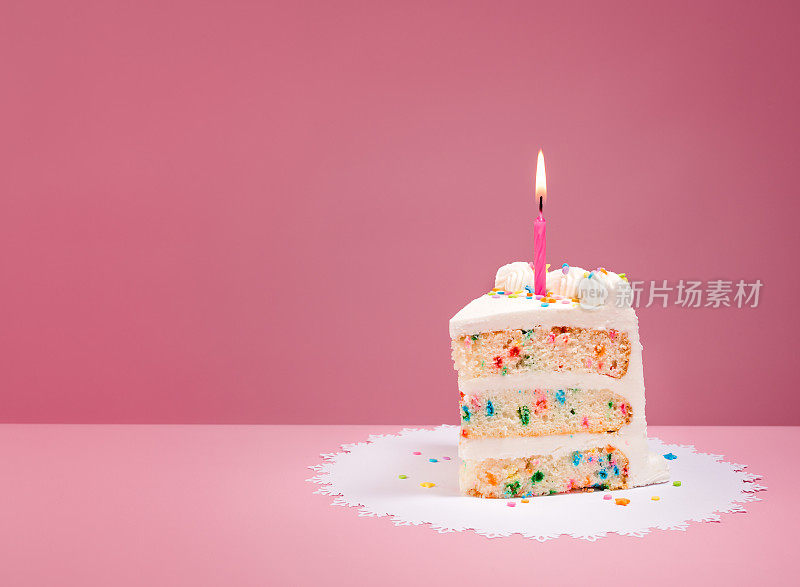 粉红蜡烛生日蛋糕