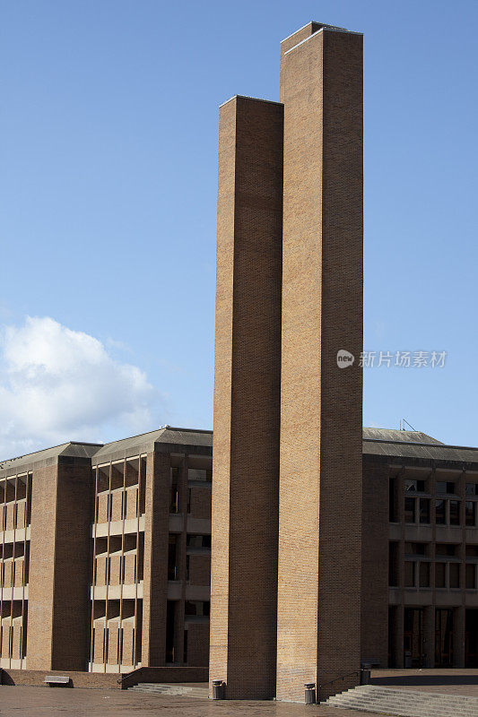大学校园里的建筑柱
