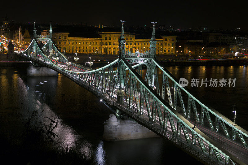 桥晚上拍摄的
