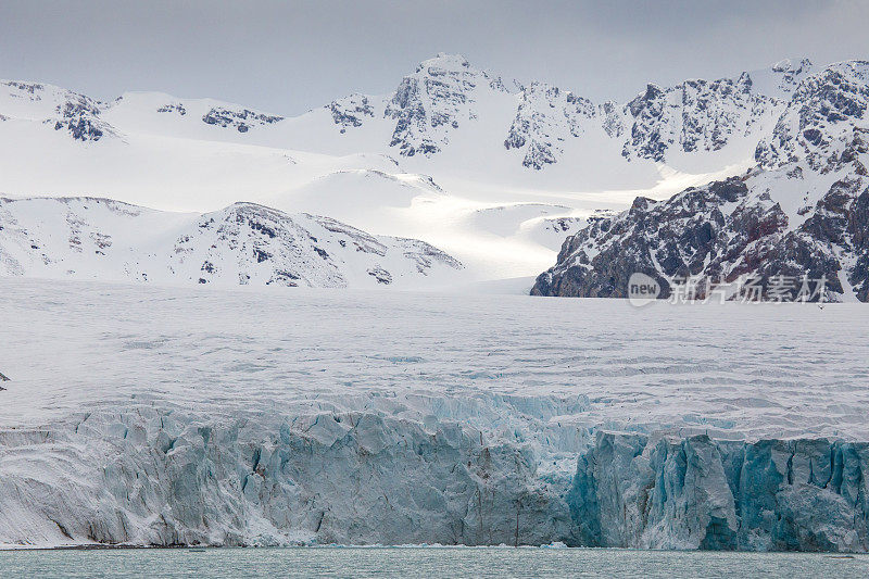 北极斯瓦尔巴特群岛的冰川风光