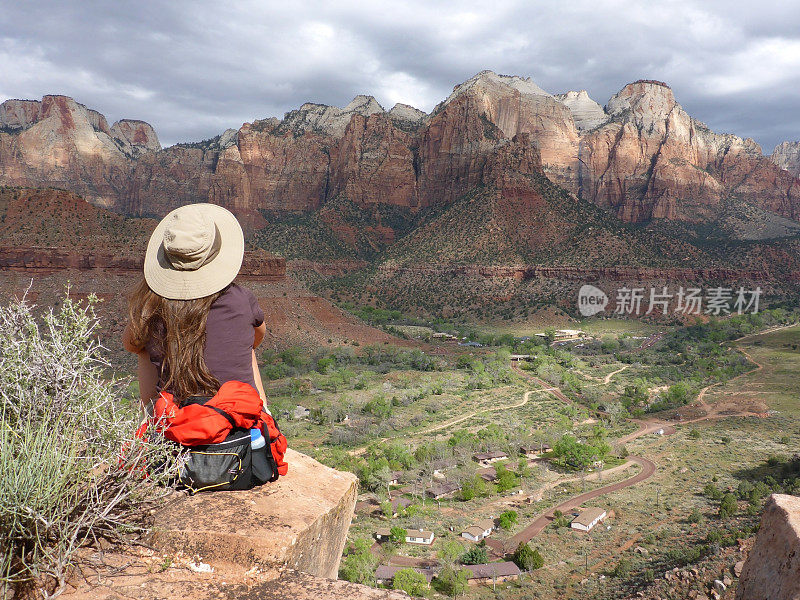 女子徒步锡安国家公园沙漠守望者小径犹他州放松