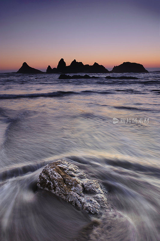 日落时分，俄勒冈海岸的海豹岩