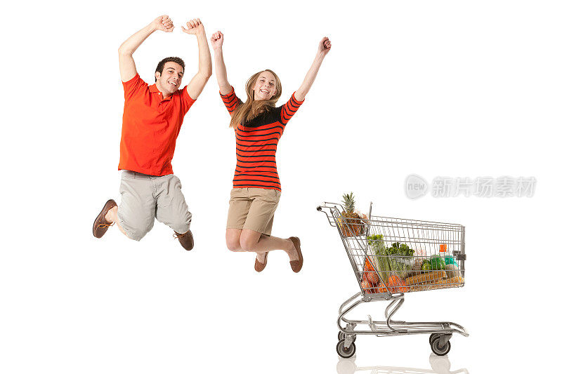 快乐的年轻夫妇在购物